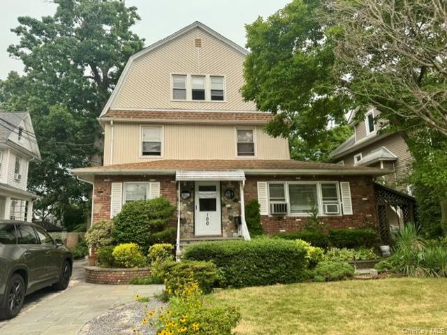  4 BR,  1.00 BTH &nbsp;Colonial style home in Lynbrook