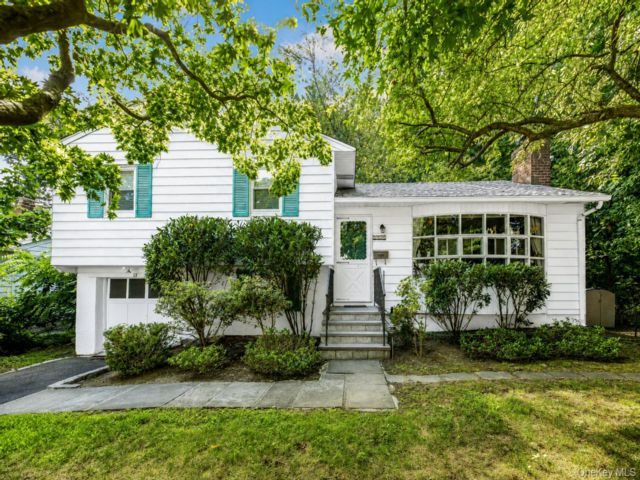  3 BR,  2.00 BTH &nbsp;Split level style home in Hartsdale