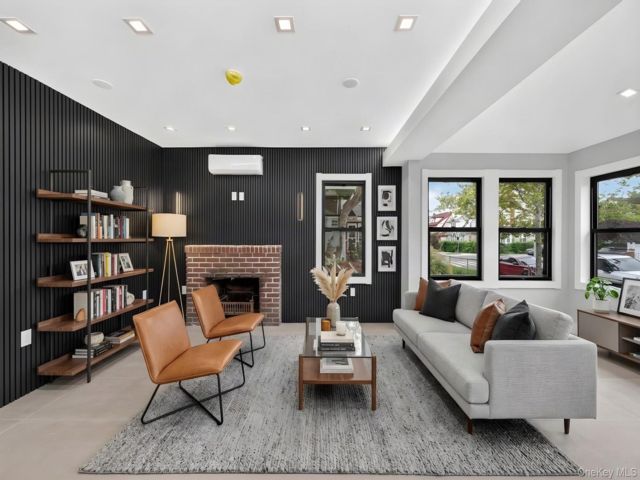[Hollis Real Estate, listing number 7335810]