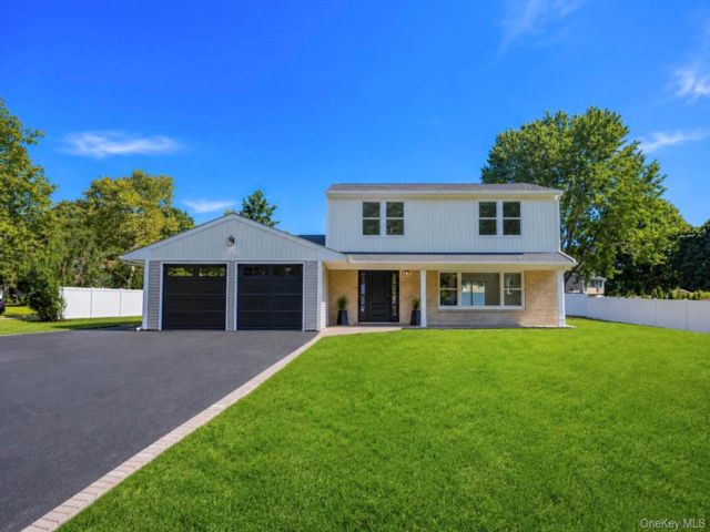  4 BR,  3.00 BTH &nbsp;Colonial style home in Coram