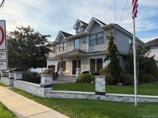  4 BR,  4.00 BTH &nbsp;Colonial style home in Oceanside