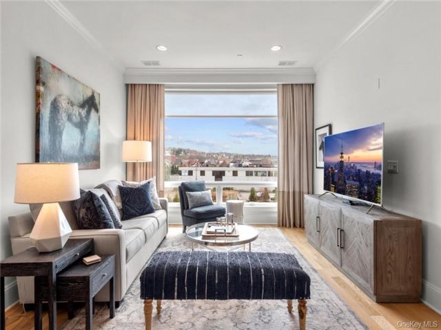  1 BR,  1.00 BTH &nbsp;Mid rise style home in Sleepy Hollow