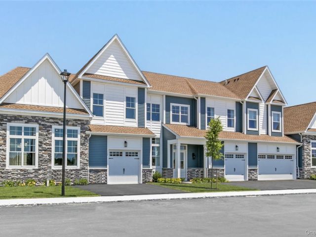 2 BR,  3.00 BTH &nbsp;Condo style home in Yaphank
