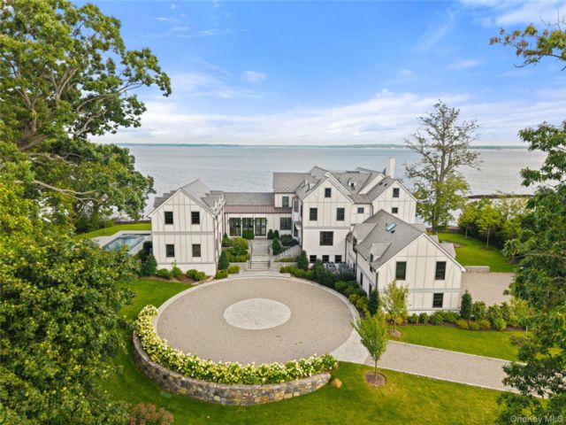  8 BR, 13.00 BTH &nbsp;Colonial style home in Mamaroneck