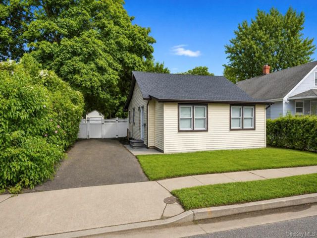  3 BR,  2.00 BTH &nbsp;Ranch style home in Port Jefferson Station
