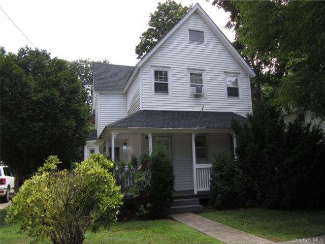  3 BR,  2.00 BTH &nbsp;Colonial style home in Farmingdale