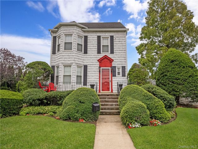  4 BR,  3.00 BTH &nbsp;Colonial style home in Farmingdale