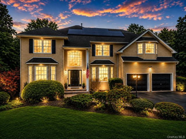  4 BR,  4.00 BTH &nbsp;Colonial style home in New Windsor