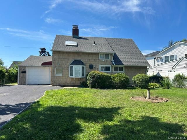  5 BR,  2.00 BTH &nbsp;Cape cod style home in Hicksville
