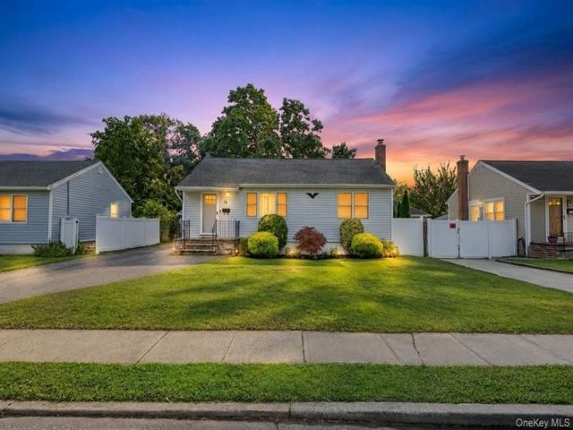 [North Babylon Real Estate, listing number 7335905]