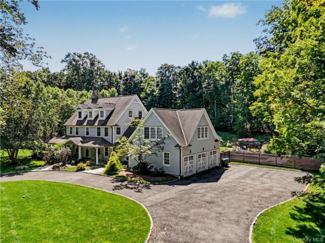  3 BR,  5.00 BTH &nbsp;Colonial style home in South Salem