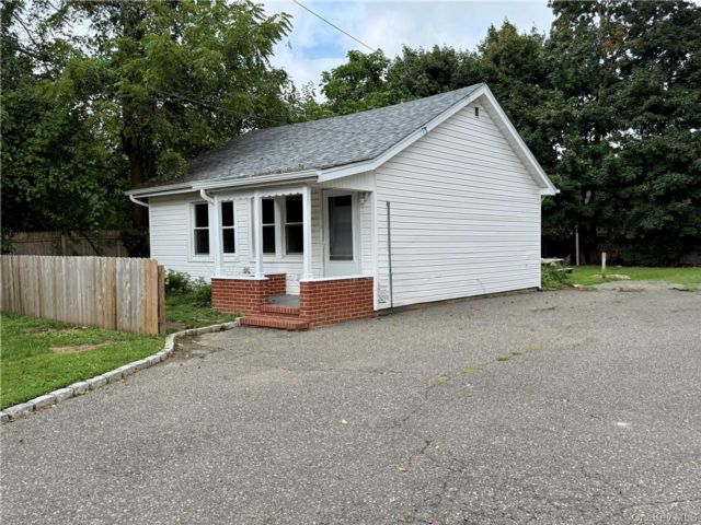  2 BR,  1.00 BTH &nbsp;Cottage style home in Saint James