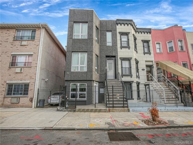  4 BR,  2.00 BTH &nbsp;Full floor apar style home in Bushwick