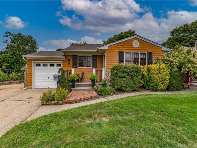  3 BR,  2.00 BTH &nbsp;Split ranch style home in Kings Park