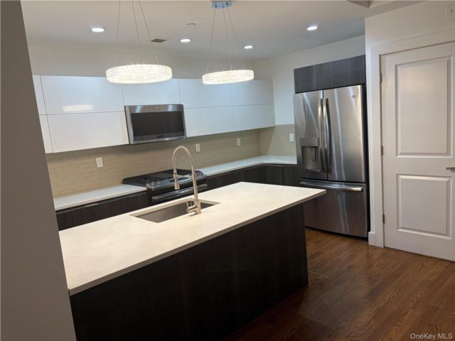  2 BR,  2.00 BTH &nbsp;Mid rise style home in Forest Hills