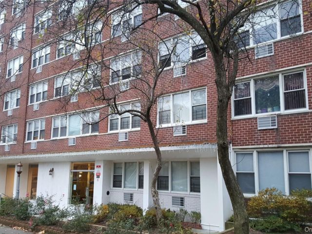  1 BR,  1.00 BTH &nbsp;High rise style home in Jamaica Estates