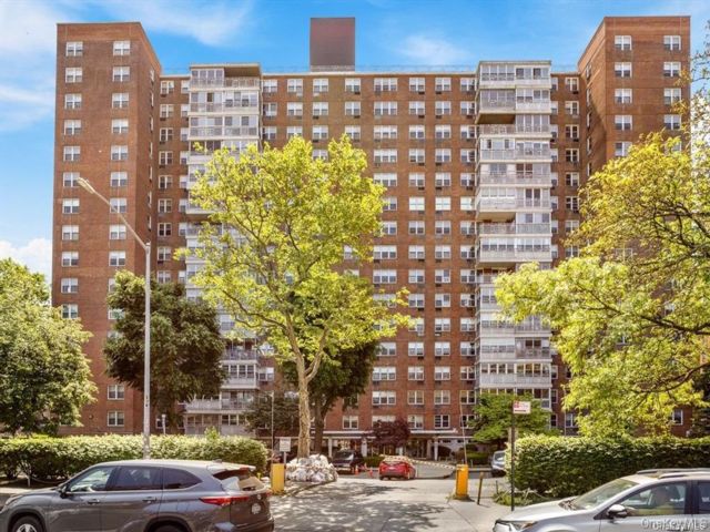  2 BR,  1.00 BTH &nbsp;High rise style home in Flushing
