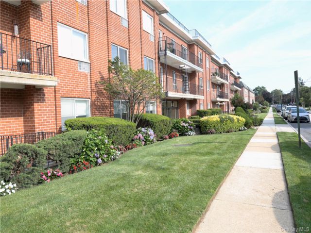  1 BR,  1.00 BTH &nbsp;Garden style home in Rockville Centre