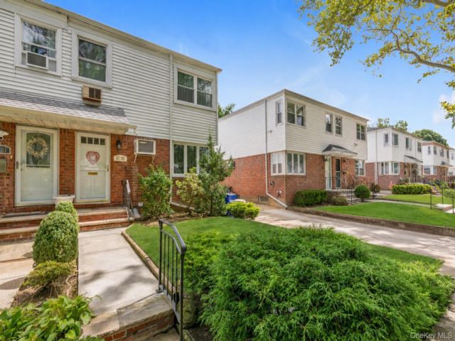  3 BR,  2.00 BTH &nbsp;Colonial style home in Bayside
