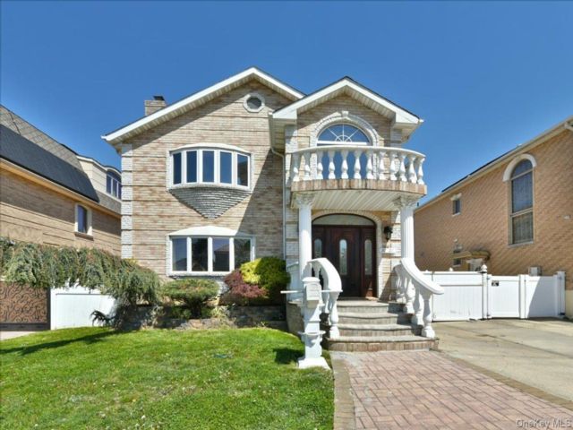  5 BR,  4.00 BTH &nbsp;Colonial style home in Fresh Meadows