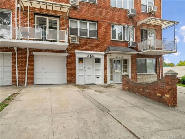  5 BR,  3.00 BTH &nbsp;House style home in Oakland Gardens