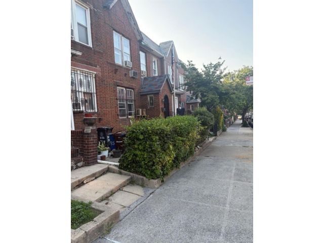  3 BR,  1.00 BTH &nbsp;Cape cod style home in East Elmhurst