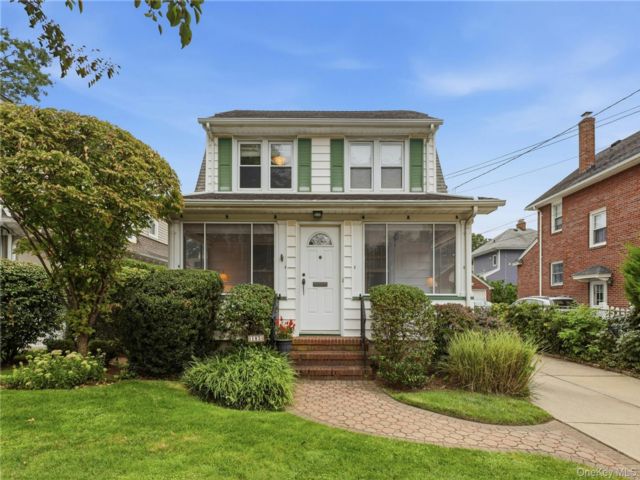  3 BR,  3.00 BTH &nbsp;Colonial style home in Floral Park