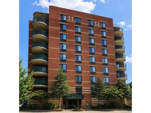  2 BR,  2.00 BTH &nbsp;Mid rise style home in Flushing