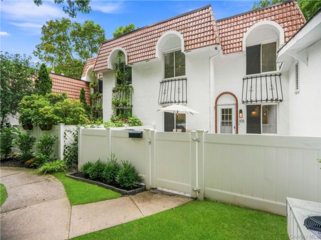  2 BR,  2.00 BTH &nbsp;Condo style home in Medford