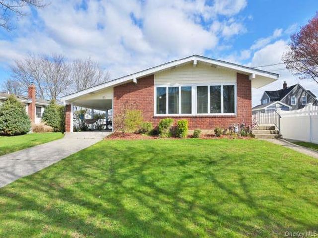  4 BR,  2.00 BTH &nbsp;Ranch style home in Hicksville