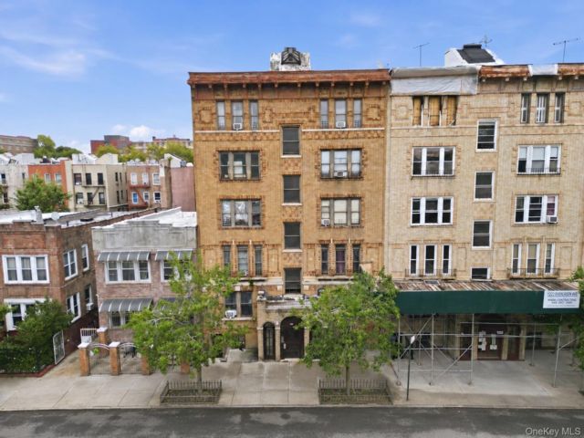 33 BR, 22.00 BTH &nbsp;Traditional style home in Soundview