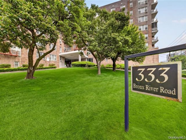  1 BR,  1.00 BTH &nbsp;Mid rise style home in Yonkers