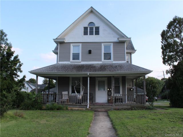  3 BR,  3.00 BTH &nbsp;Colonial style home in Kings Park