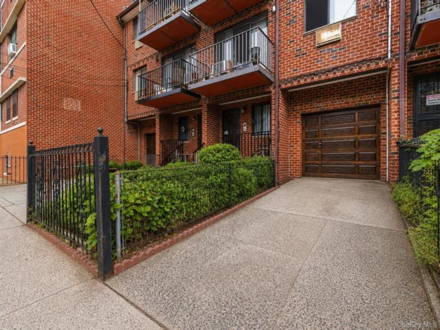  7 BR,  5.00 BTH &nbsp;House style home in Astoria