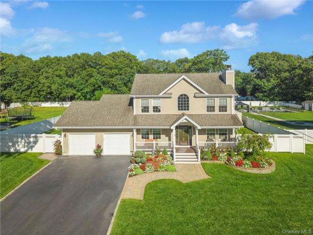  3 BR,  3.00 BTH &nbsp;Colonial style home in Shirley