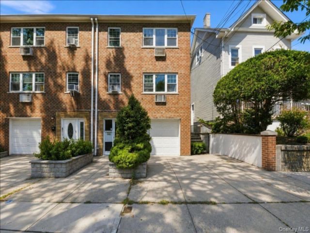  8 BR,  5.00 BTH &nbsp;House style home in Woodlawn
