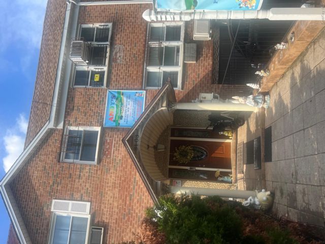  8 BR,  5.00 BTH &nbsp;Colonial style home in East Elmhurst