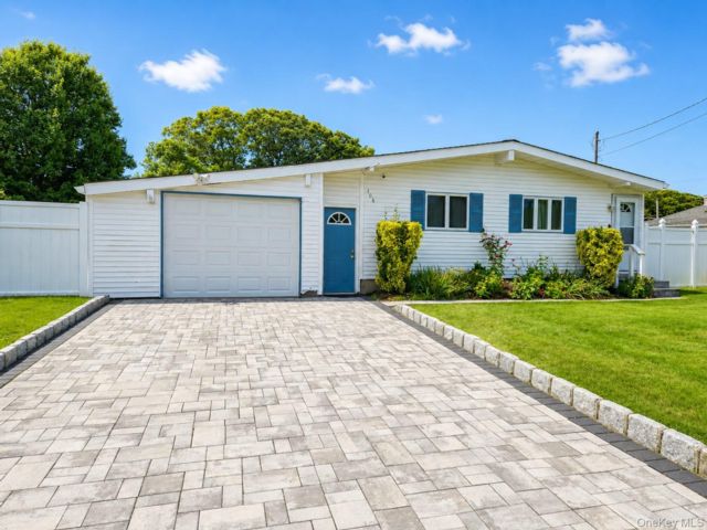  3 BR,  2.00 BTH &nbsp;Ranch style home in Selden