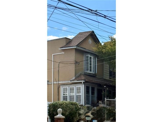  3 BR,  3.00 BTH &nbsp;Traditional style home in College Point