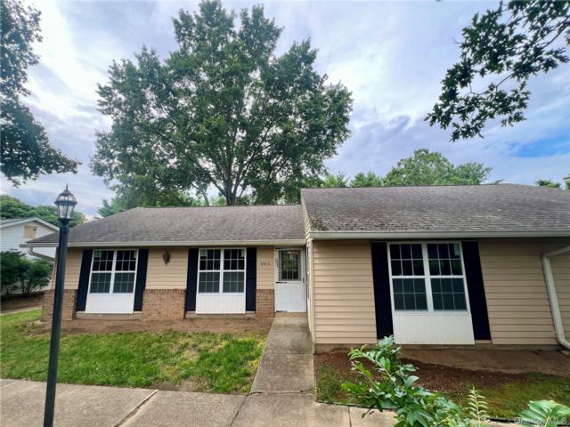  2 BR,  2.00 BTH &nbsp;Ranch style home in Ridge
