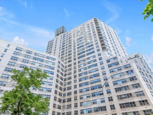  2 BR,  2.00 BTH &nbsp;High rise style home in Kew Gardens