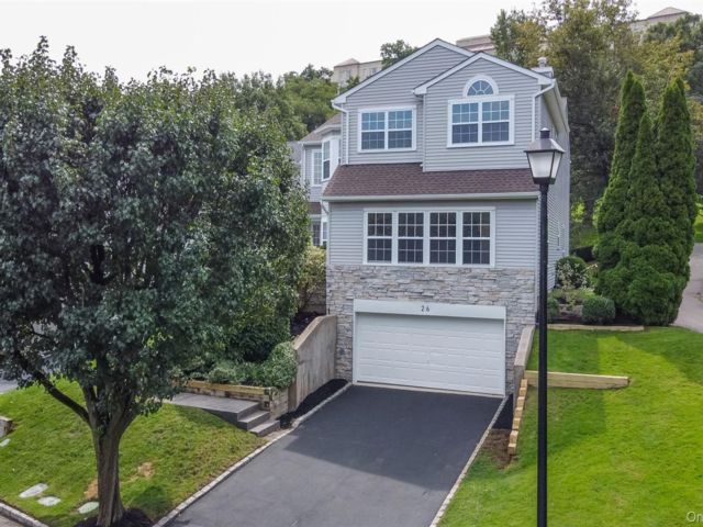  5 BR,  4.00 BTH &nbsp;Colonial style home in Hauppauge