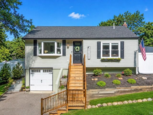  3 BR,  2.00 BTH &nbsp;Raised ranch style home in Rocky Point