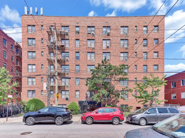  1 BR,  1.00 BTH &nbsp;Mid rise style home in Far Rockaway