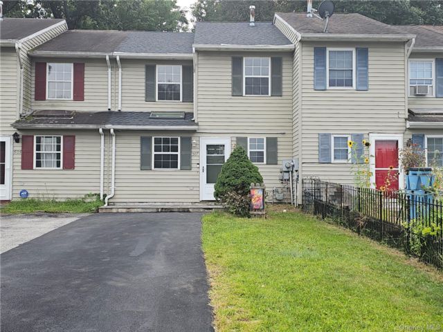 3 BR,  2.00 BTH &nbsp;House style home in Maybrook