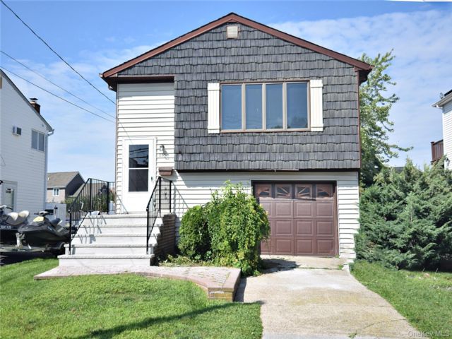 3 BR,  2.00 BTH &nbsp;Hi ranch style home in Lindenhurst