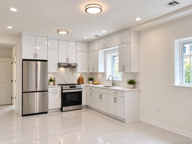  5 BR,  3.00 BTH &nbsp;Contemporary style home in Flushing