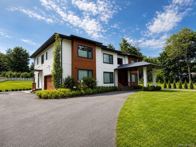  9 BR,  7.00 BTH &nbsp;Colonial style home in Suffern