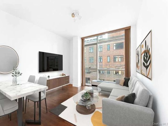  1 BR,  1.00 BTH &nbsp;High rise style home in Long Island City