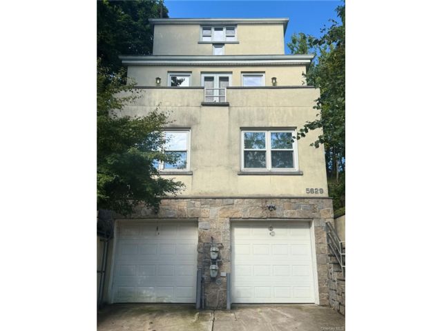  3 BR,  2.00 BTH &nbsp;Mid rise style home in Riverdale